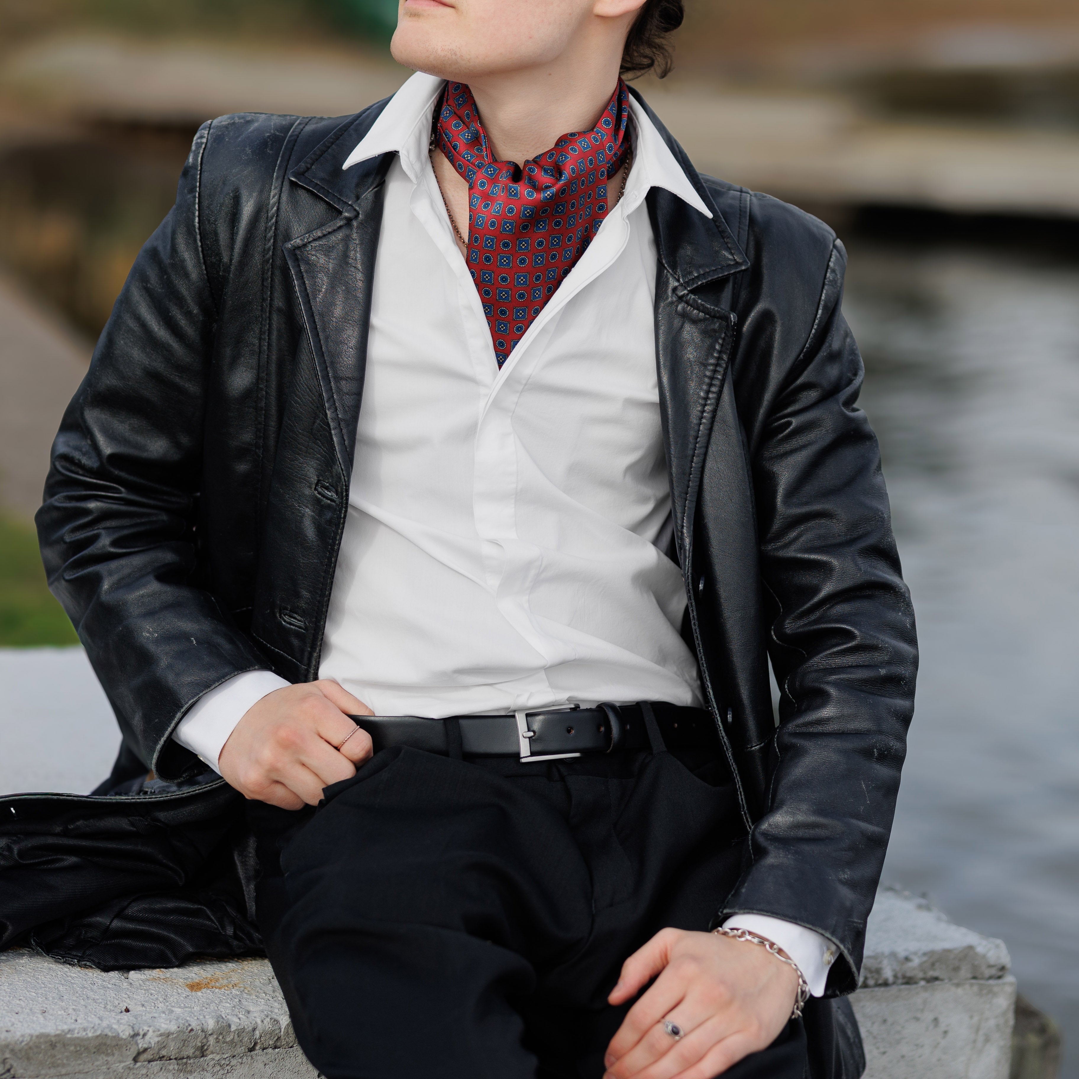 Veniz punainen ascot-huivi