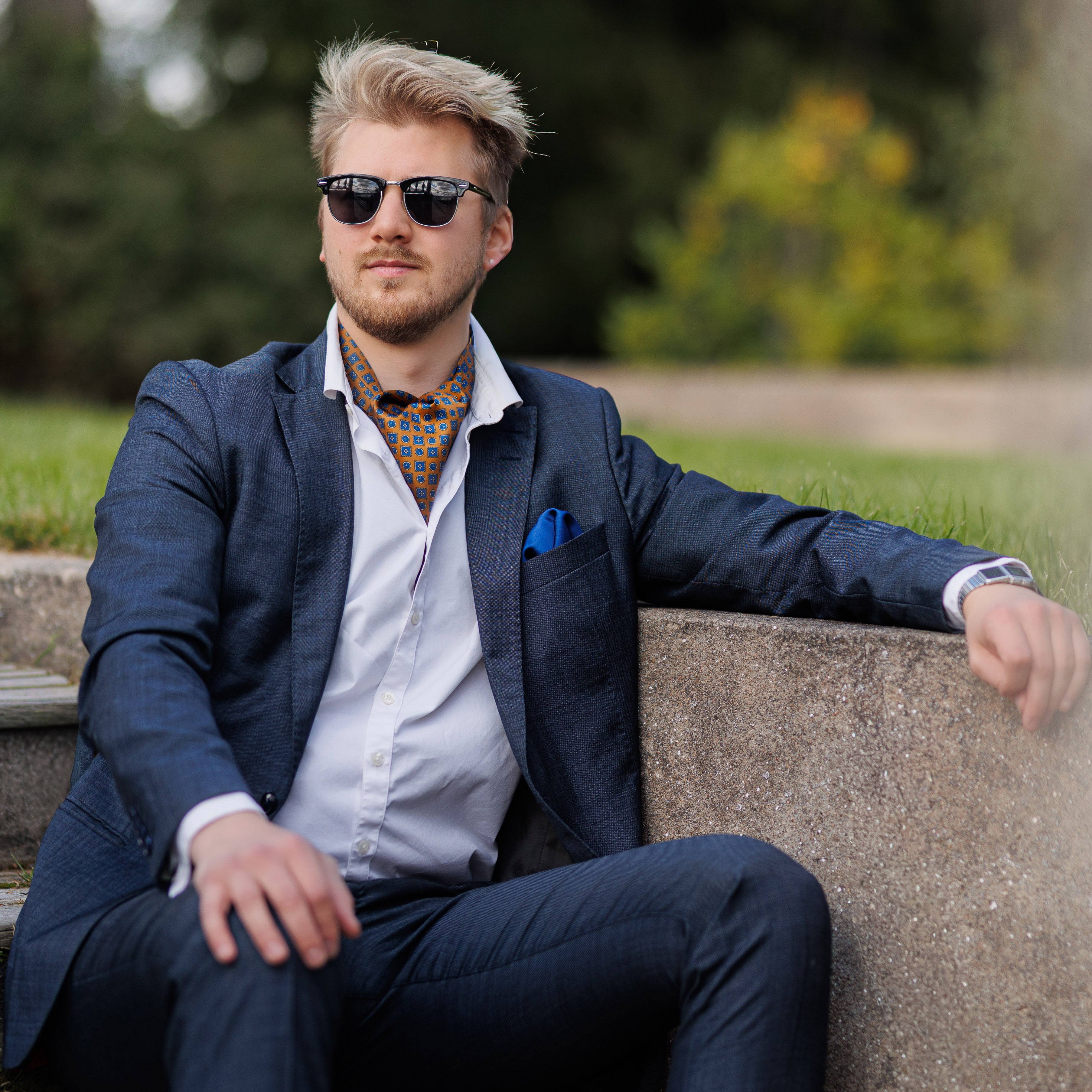 Veniz keltainen ascot-huivi