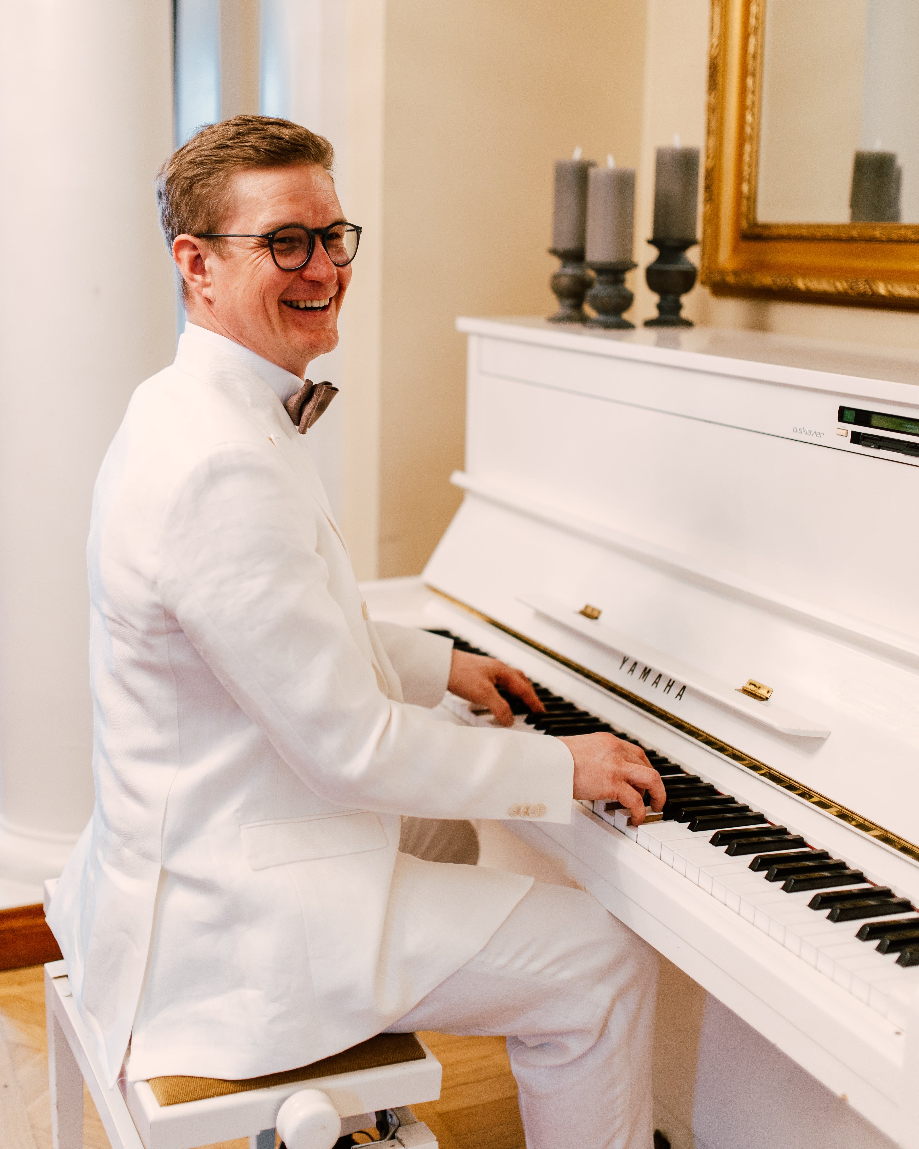 Cavaliere Wendell kaksirivinen valkoinen pellavapuku slim fit