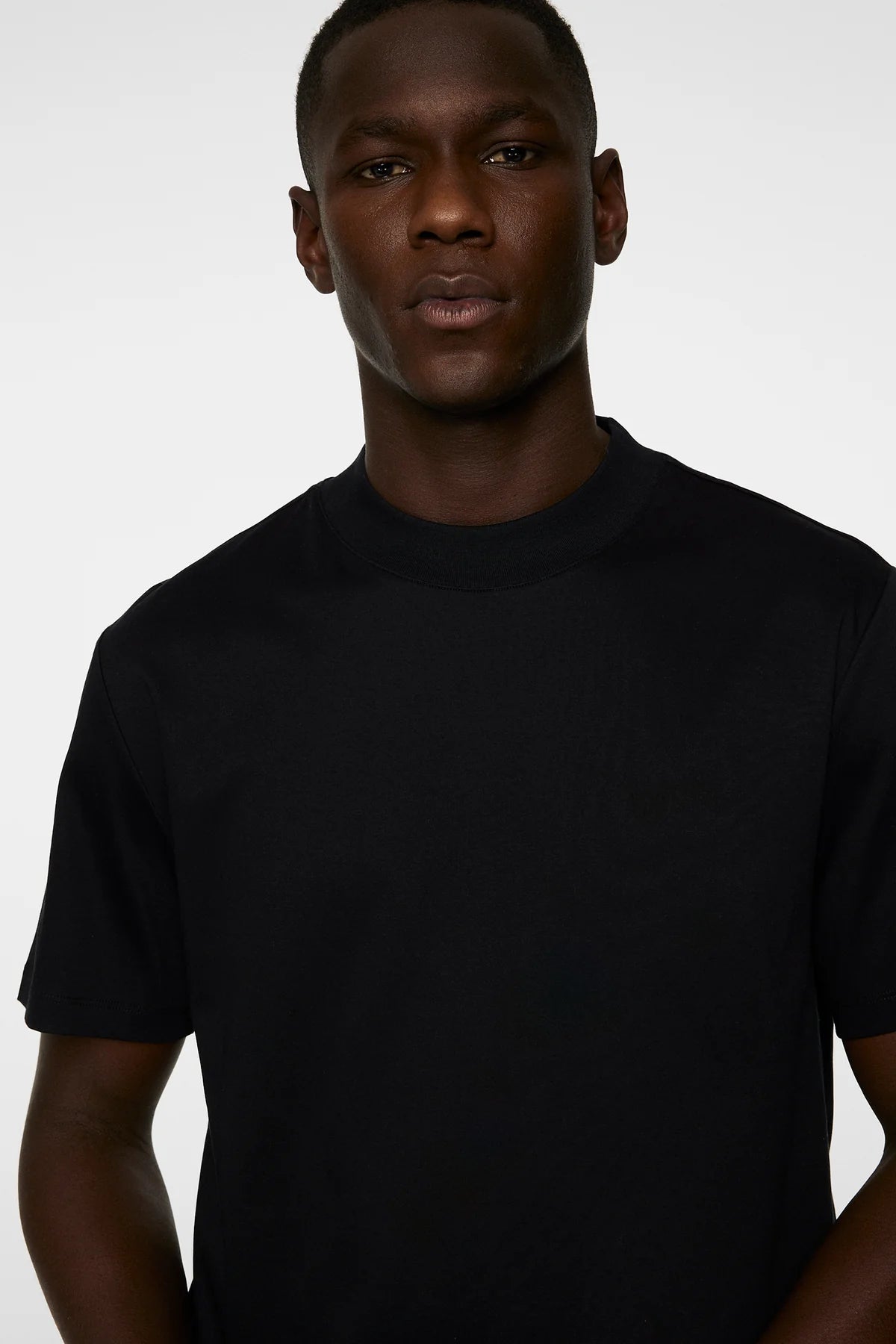 J.Lindeberg musta t-paita "Ace Mock Neck T-Shirt"